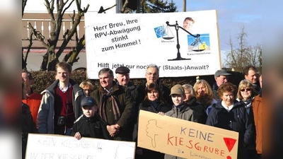 Auch SPD-Bundestagsabgeordneter Ewald Schurer (Vierter von links) war bei der Demonstration am Abfanggraben in Landsham dabei.	 (Foto: Privat)