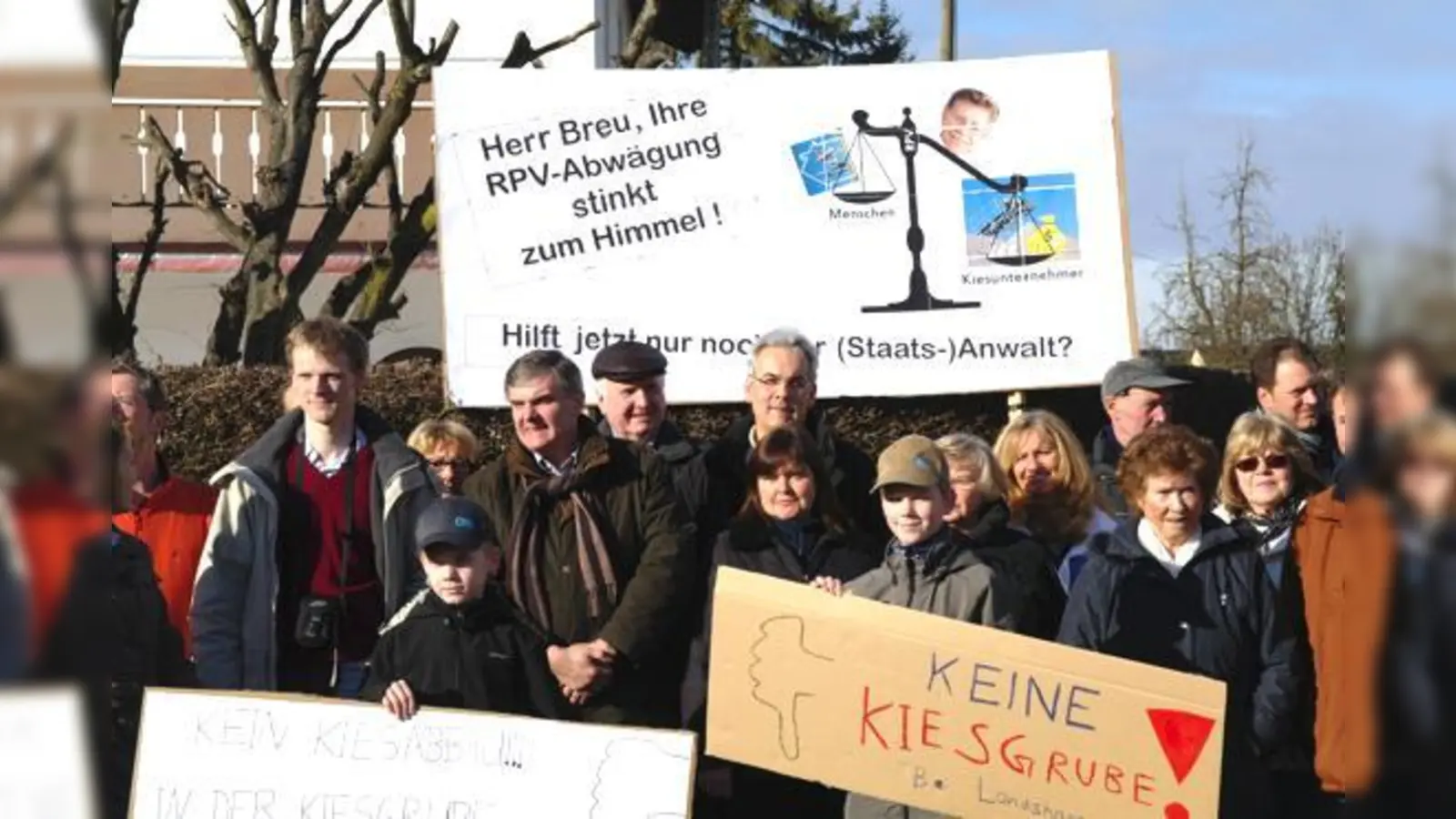 Auch SPD-Bundestagsabgeordneter Ewald Schurer (Vierter von links) war bei der Demonstration am Abfanggraben in Landsham dabei.	 (Foto: Privat)