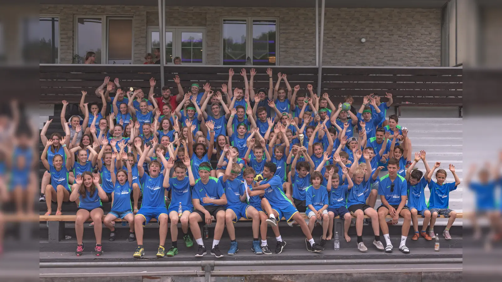 Knapp 100 Jugendliche des MTSV Schwabing hatten sich mit ihren Trainern und Betreuern auf den Weg zum Handball-Rasenturnier in Freising gemacht. (Foto: Verein)