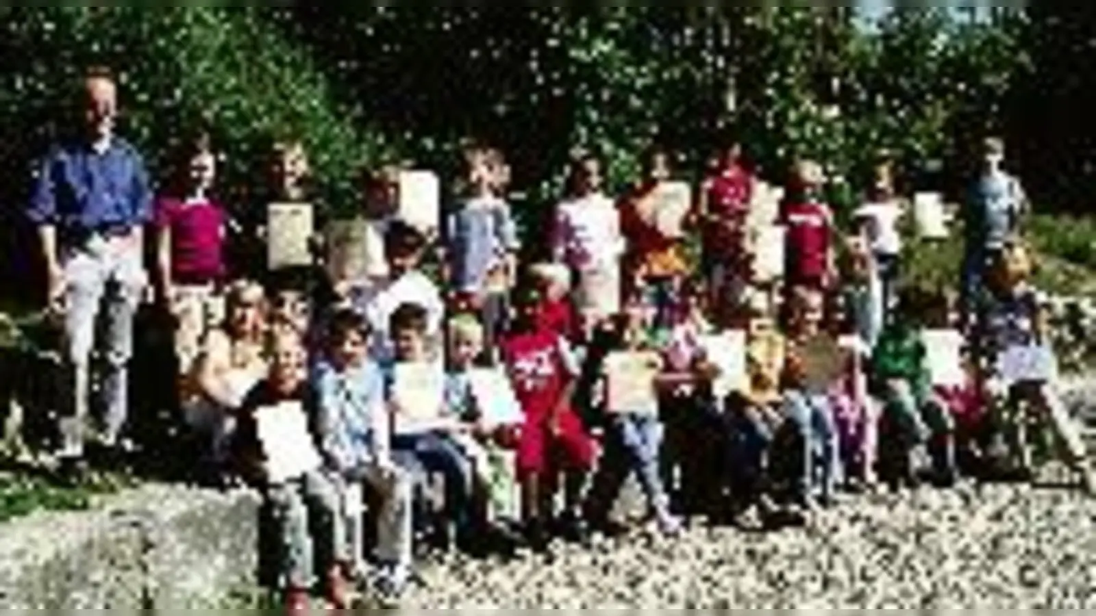 Die Klassensprecher der Grundschule an der Lehrer-Wirth-Straße mit ihren Umwelt-Urkunden.	 (Foto: VA)