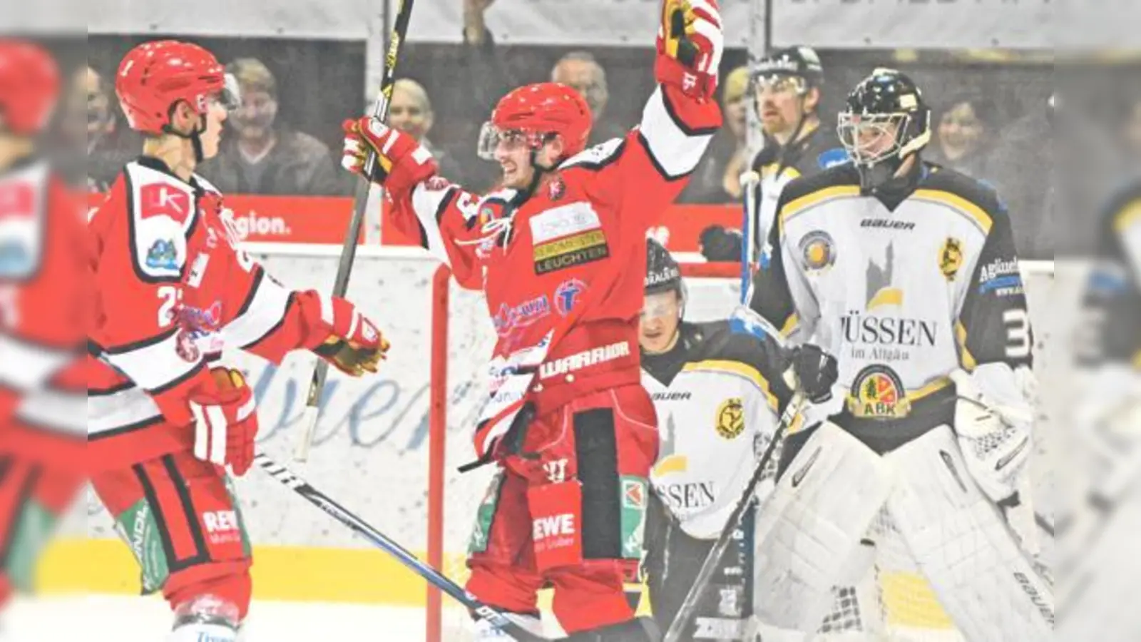Jung-Verteidiger Silvester Senger, hier beim Torjubel im letzten Aufeinandertreffen auf Grafinger Eis mit dem EV Füssen, möchte auch diesen Sonntag wieder jubeln können. 	 (Foto: smg/Nicky Alexander)