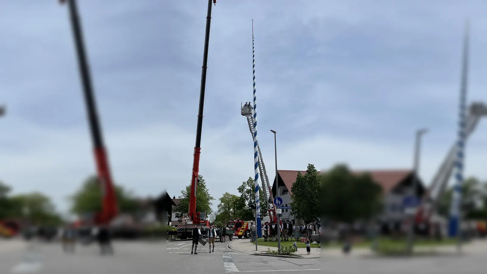 In luftiger Höhe wurden nach dem Aufstellen dann noch die Zunftzeichen von den Burschen angebracht.  (Foto: hw)