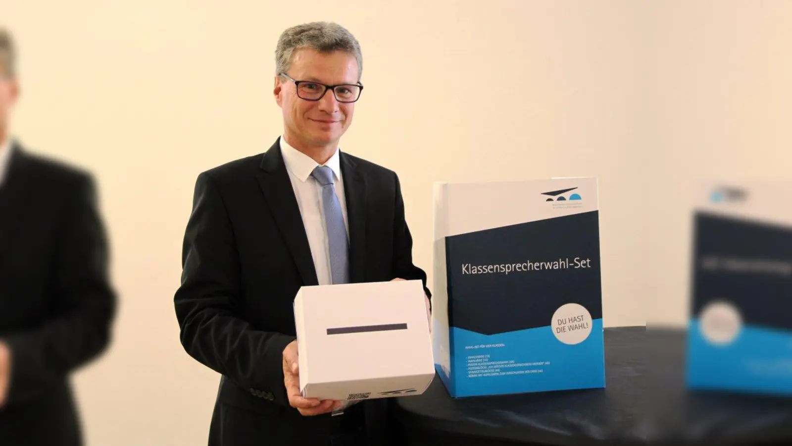 Kultusminister Bernd Sibler präsentiert das Klassensprecherwahl-Set: Gerne nehme er konstruktive Anregungen und innovative Impulse von Schülergremien in seine Arbeit auf. (Foto: StMUK)