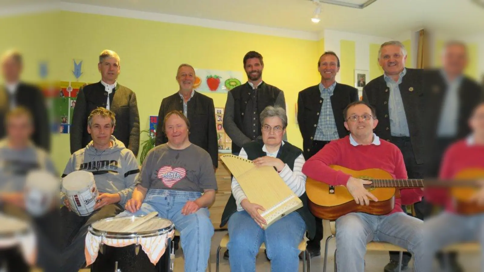 Die Guichinger Sänger (hinten von links), bestehend aus Manfred Setzmüller, Franz Grimmel, Thomas Lallinger, Michael Sedlmair und Leonhard Schlögl, freuten sich den Bewohnern des Wohnheimes am Prinzenweg, Franz Niemeier (vorne von links), Thomas Neuchl, Margit Drexler und Hans Lallinger mit der Spende eine große Freude gemacht zu haben. (Foto: Lebenshilfe Starnberg)