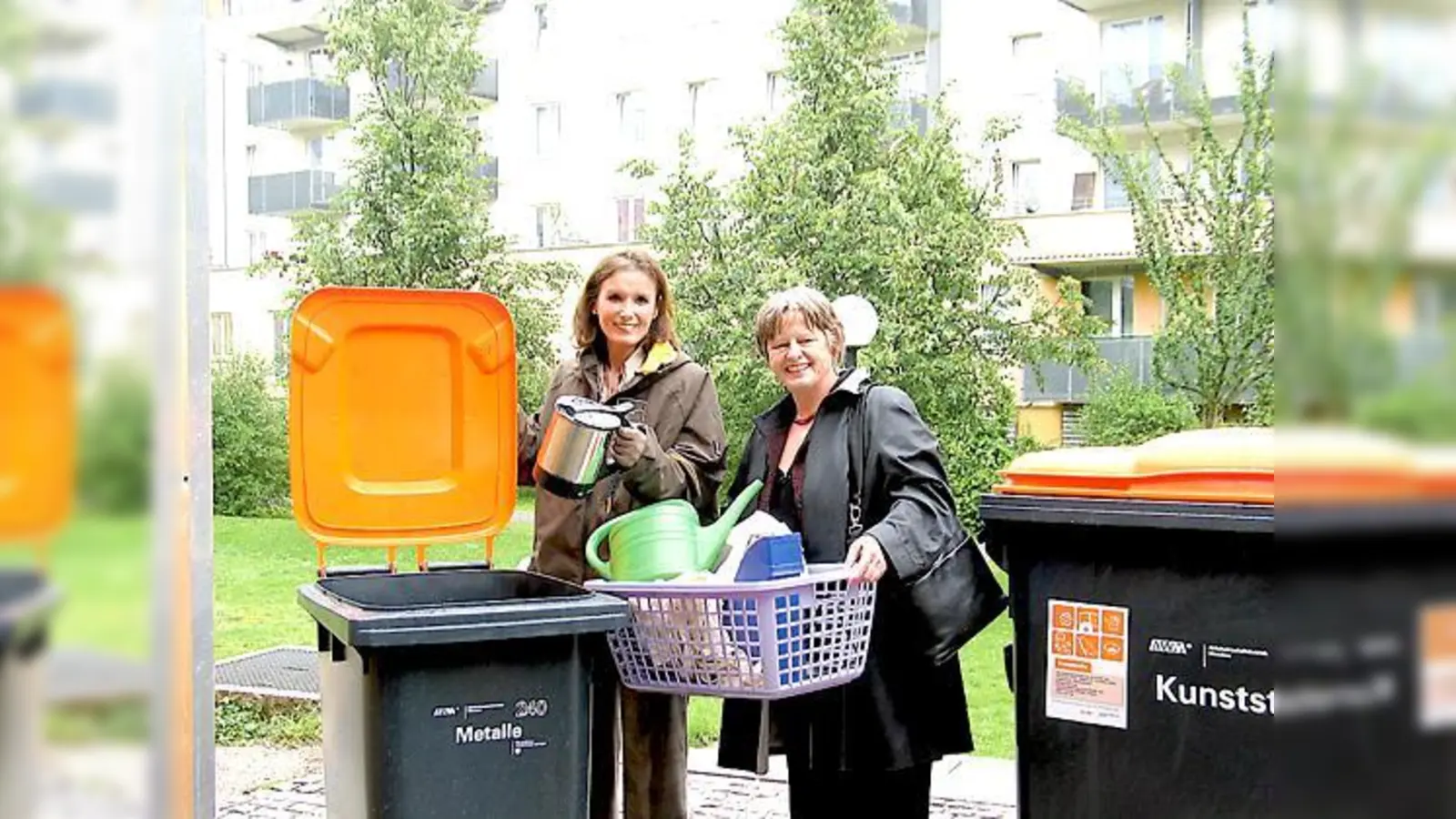GEWOFAG Geschäftsführerin Gordona Sommer und Kommunalreferentin Gabriele Friedrich vor der  neuen Metalltonne.	 (Foto: aha)