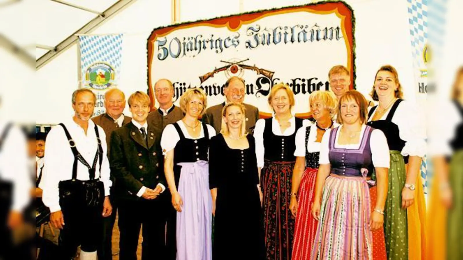Freuten sich über ein gelungenes 50-jähriges  (Foto: Erster Schützenmeister Peter Mayer (7. v. l.), Landrätin Johanna Rumschöttel (8. v. l.) und Oberhachings Bürgermeister Stefan Schelle (10. v. l.) gemeinsam mit dem Vorstand des Oberbiberger Schüt)