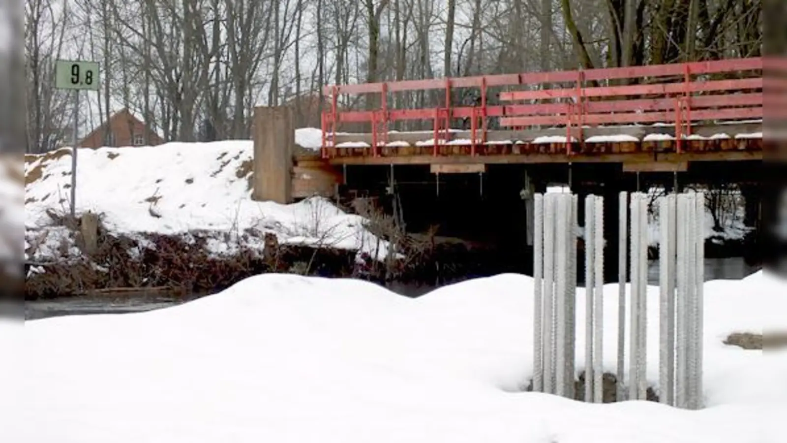 Von der Brücke über die Sempt gibt es derzeit nur die Fundamente und den aus dem Boden ragenden Baustahl. 	 (Foto: sy)