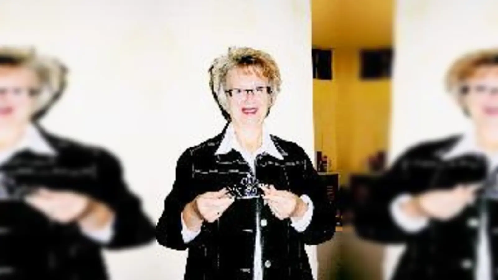 Alle Debütantinnen bekommen für den Einzug ein Krönchen von Elisabeth Deindörfer.  (Foto: hw)