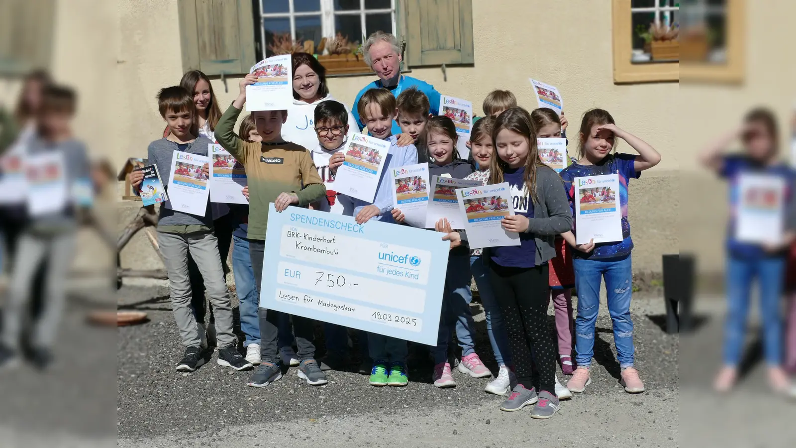 Die Leseratten vom Kinderhort Krambambuli mit Kinderpflegerin Anna Fately, Anika Gerhard (Einrichtungsleitung) und Frank Dietz von Unicef (v. l.).  (Foto: BRK)