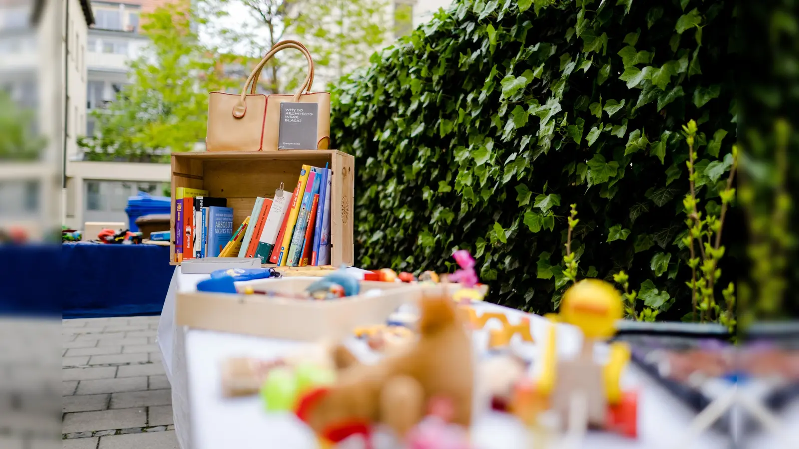 Lust auf einen Bummel durch das Viertel? Die Hofflohmärkte gastieren in Moosach. (Foto: Simon Malik Photograp)