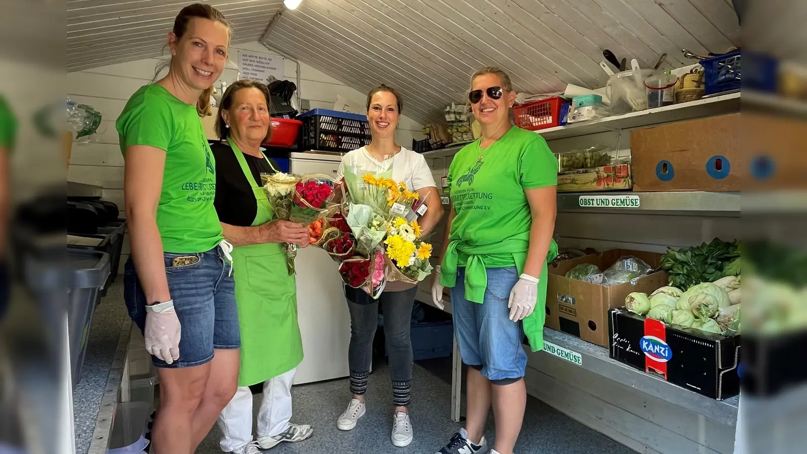 Sabine (2. v. r.), die Begründerin der Lebensmittelretter, mit einem kleinen Teil ihres Teams. Sie alle sorgen dafür, dass Lebensmittel, die eigentlich weggeworfen worden wären, noch Mensch und Tier zugutekommen.  (Foto: hw)
