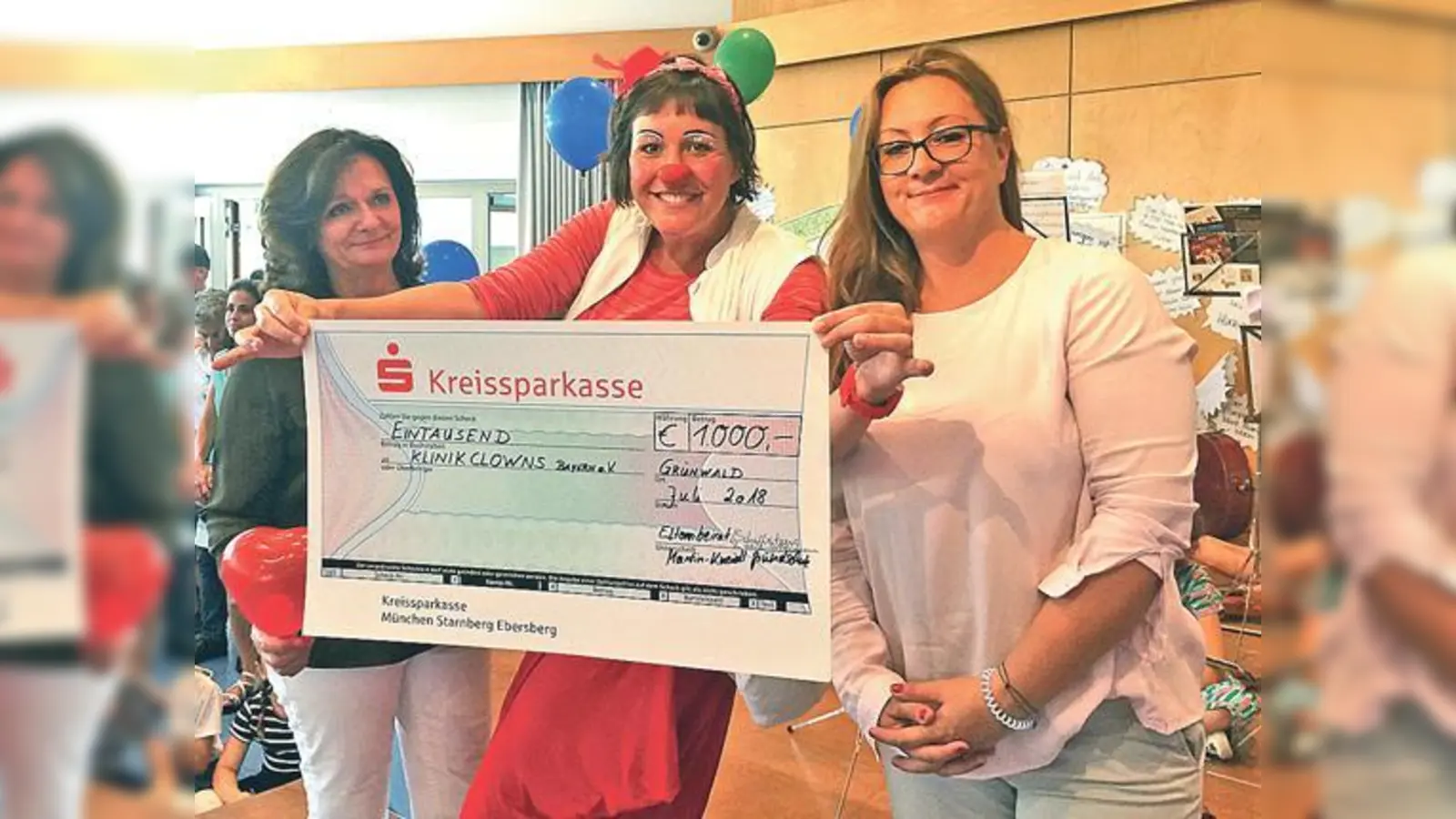 Bei der Spendenübergabe: Direktorin Renate Zeiler-Göttelmann, KlinikClownin »Dr. Fiderallala«,  Simone Hundertmark (v. l.).                                                (Foto: Martin-Kneidl-Grundschule)