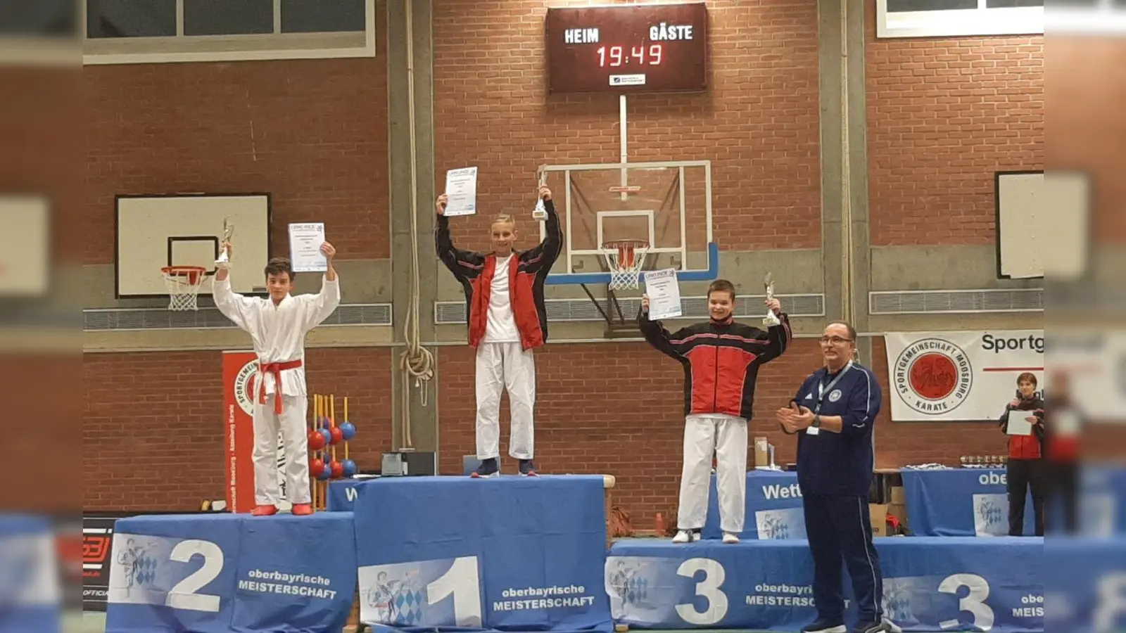 So sehen glückliche Sieger aus: Samuel Angeraten (TSV Neufahrn), Julian Biermanski und Stefan Brezina (beide SG Moosburg) (v. li.). (Foto: TSV Neufahrn)