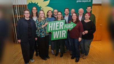 Kay Kollroß, Angelica Bergmann, Leonie Süß, Emma Stremplat, Bezirksvorsitzender Marius Schlosser (leitete die Wahl), Karin Beittel, Dr. Martin Modlinger, Damian Knöpfle, Simone Duling, Arthur Stein, Nicole Steng, Alexander Heisler (v. l.) (Foto: Bündnis 90/Die Grünen)