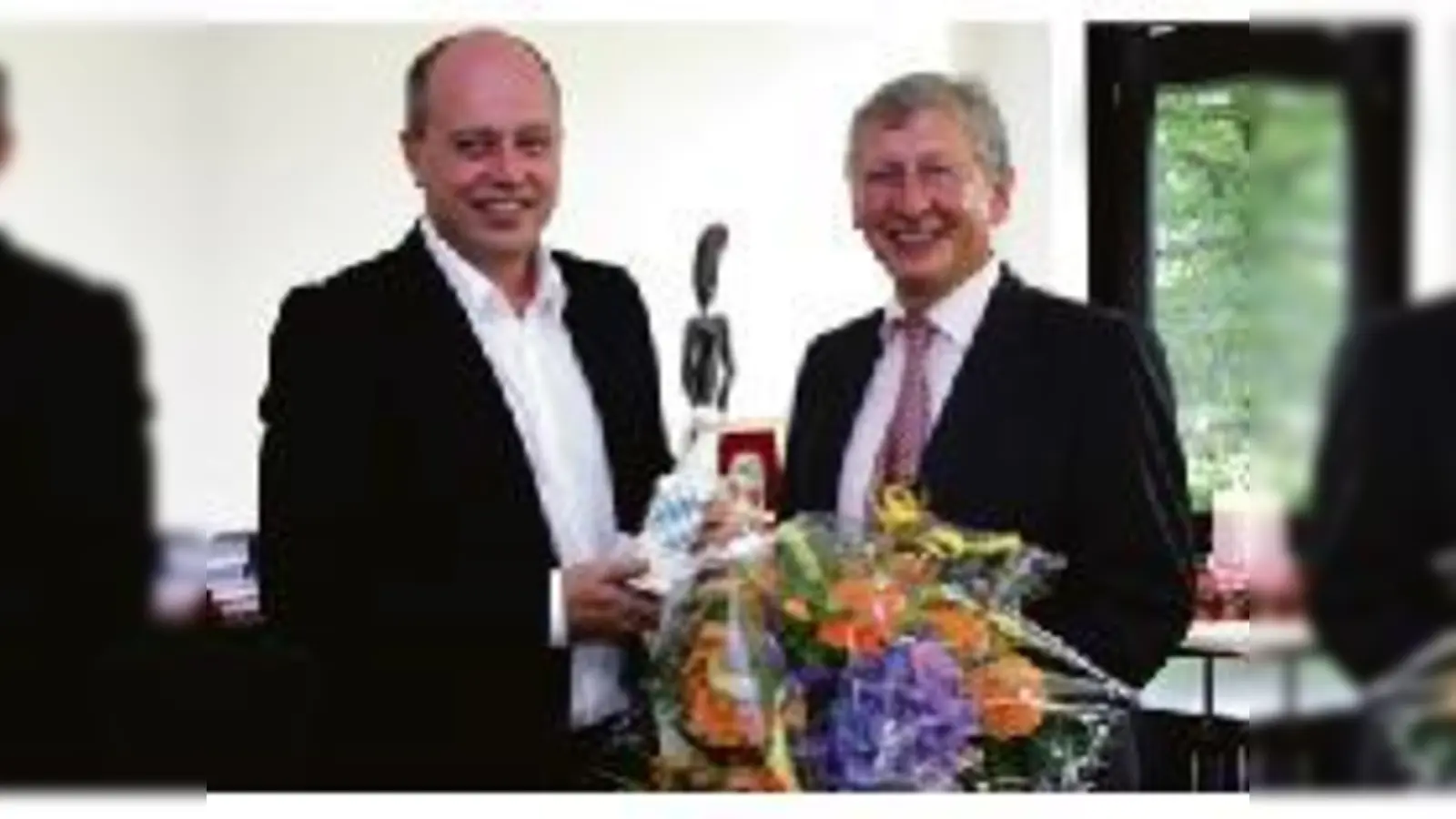 Galileo-Chefreporter Karsten Scheuren (l.) beim Empfang bei Unterföhrings Bürgermeister Franz Schwarz: Für das Galileo-Spezial »Grab in eisigen Höhen  Bergung aus der Todeszone« hat Scheuren den Bayerischen Fernsehpreis »Blauer Panther« erhalten.	  (F: ko)