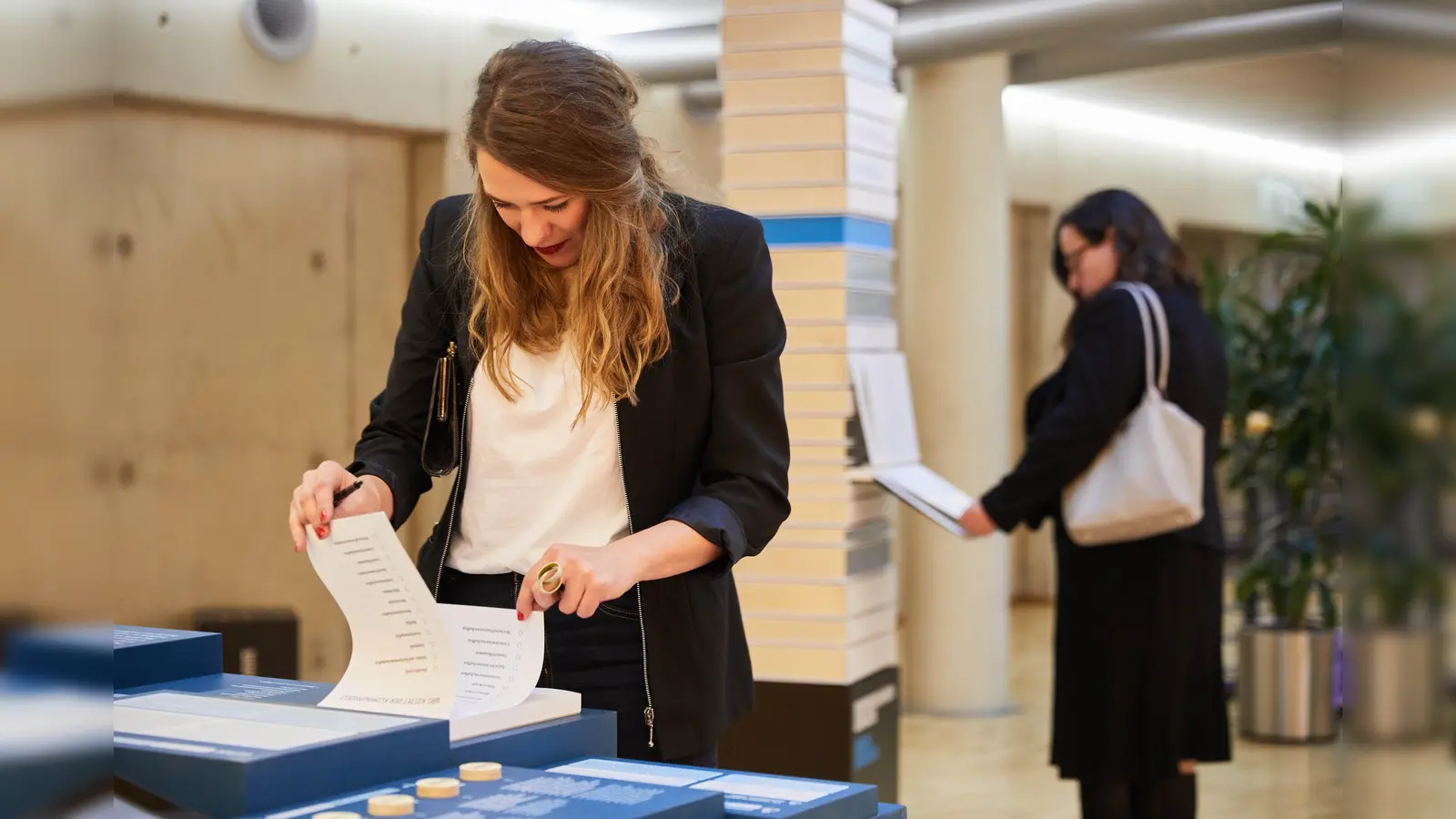Open Up!: In der Ausstellung in der Bibliothek des Deutschen Museums gibt es viele interaktive Elemente, stapelweise Infos zum Stöbern über das wissenschaftliche Arbeiten in Zeiten der Digitalisierung. (Foto: ZBW - Leibniz-Informationszentrum Wirtschaft)