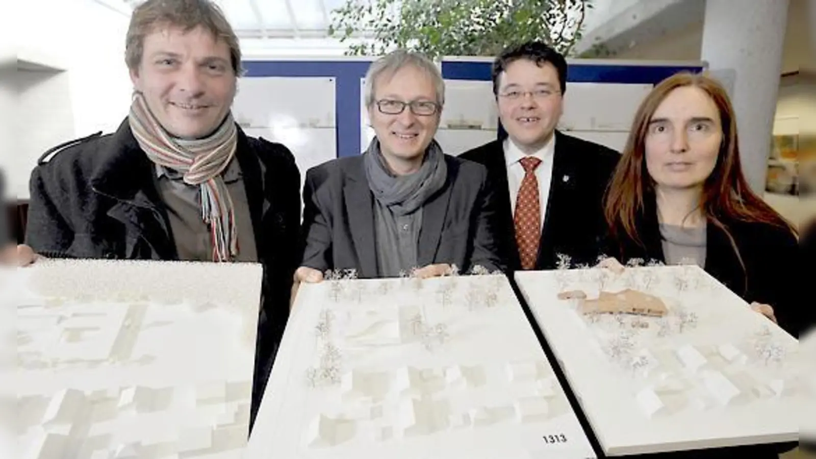 Die drei Erstplatzierten gemeinsam mit Bürgermeister Thomas Loderer (v.l.): Maximilian Venus (2. Platz), Franz Balda (1. Platz) und Rena Vallentin (3. Platz).  	 (Foto: Claus Schunk)