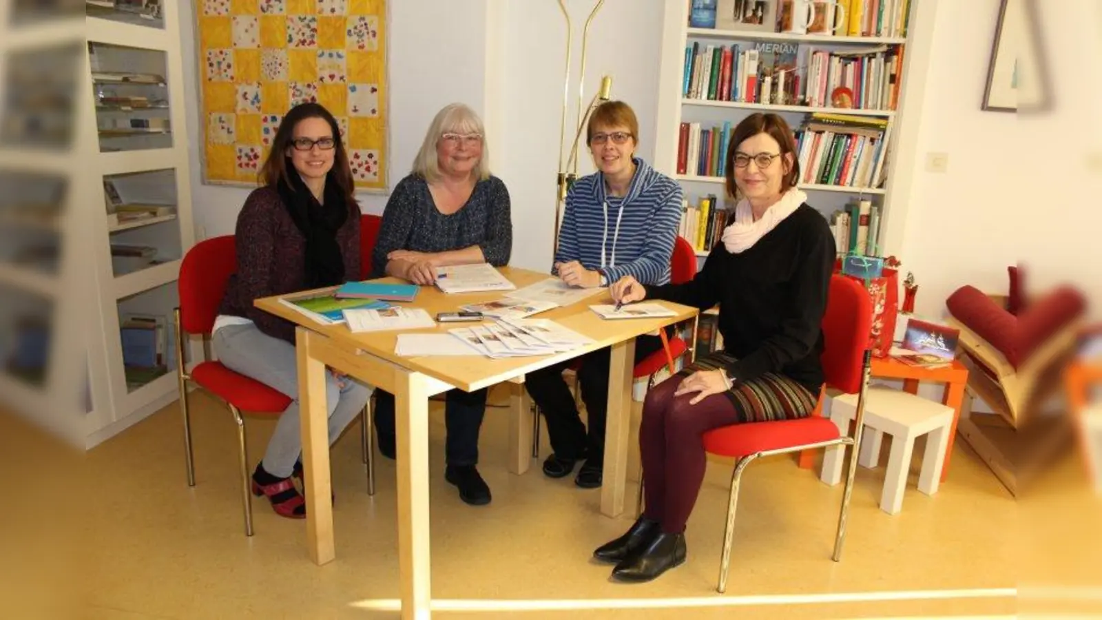 Elke Hummel (r.), die Leiterin des ASZ Allach-Untermenzing, zusammen mit ihrer Stellvertreterin Edda Brand (Zweite v.l.) sowie den beiden Sozialpädagoginnen Manuela Arnsperger (l.) und Gunda Nickel. (Foto: sb)