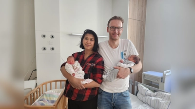 Die stolzen Eltern, Duongmani und Andreas Rachinger, mit Ella (l.) und Emma. Die zweieiigen Zwillinge haben an zwei verschiedenen Tagen Geburtstag – obwohl sie mit nur 12 Minuten Abstand geboren wurden. (Foto: red)