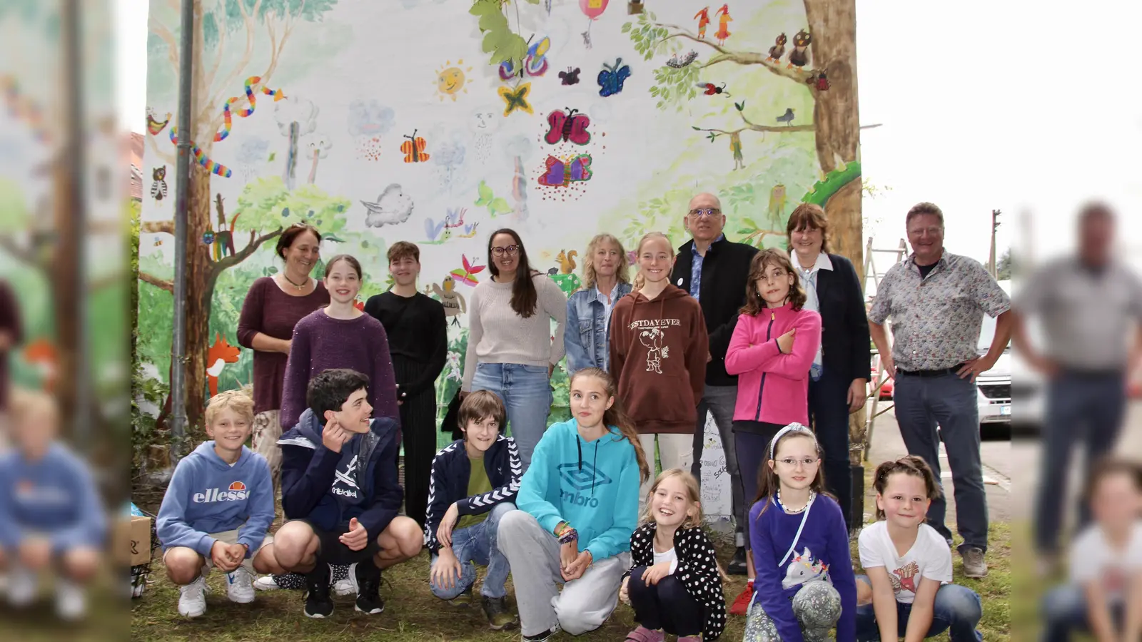Gemeinschaftswerk am Trafohäuschen in der Mühlhaissenstraße: Irmengard Ram (l) sowie Stefan Schön, Sigrid Kaschuba, Frieder Vogelsgesang und Conny Beckstein (v.r.) mit einigen der Kinder und Jugendliche.  (Foto: us)