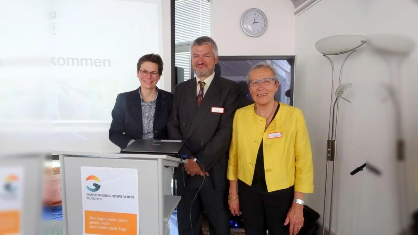 (v.l.): Prof. Claudia Bausewein, IBB-Leiter Sepp Raischl und 1. Vorsitzende Renate Salzmann-Zöbeley. (Foto: Christopherus Hospiz)