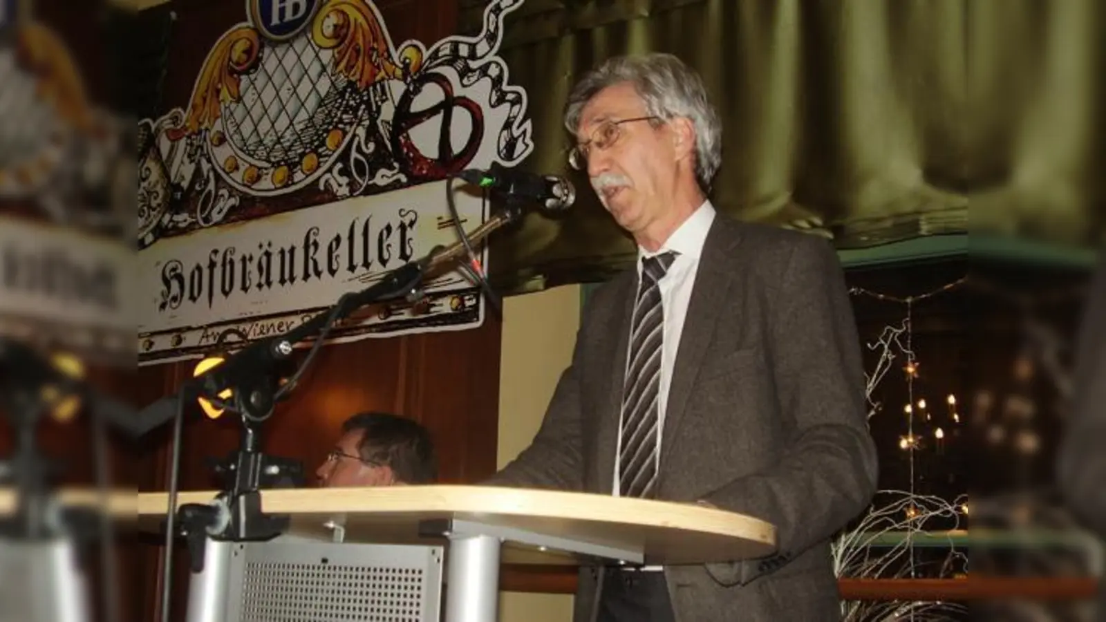 Albrecht Scheller von der Deutschen Bahn hatte in Haidhausen einen schweren Stand. 	 (Foto: js)