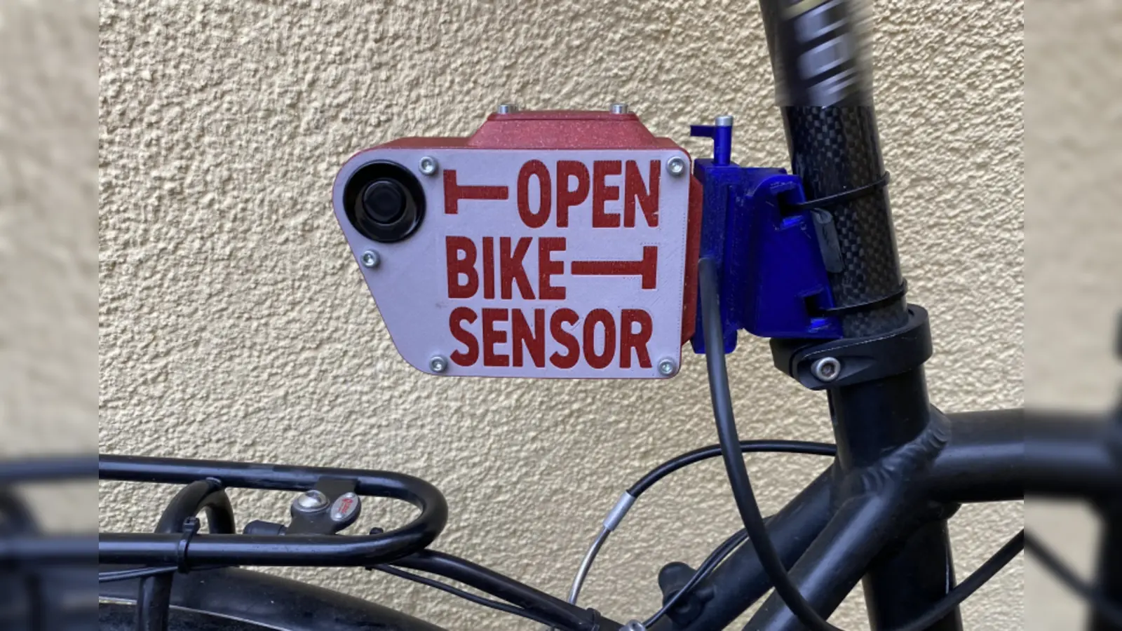 Der „OpenBikeSensor“ wird an der Sattelstütze befestigt und misst den seitlichen Abstand. (Foto: ADFC Germering)
