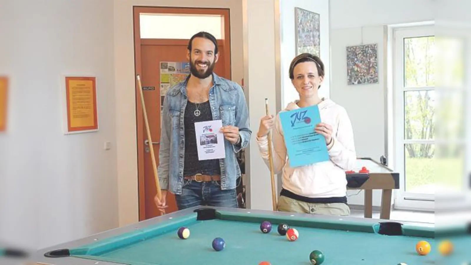 Die Sozialpädagogen Doris Pichler und Jonas Heim freuen sich auf viele Teilnehmer am kunterbunten Ferienprogramm des JUZ Grünwald.	 (Foto: hw)