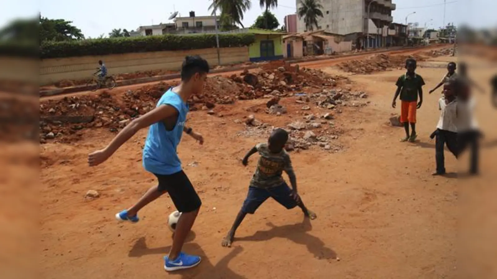 Wer die Welt verbessern will, muss dahin gehen, wo man etwas verbessern kann. Mit Straßenfußball lassen sich viele gesellschaftliche Werte vermitteln.	 (Foto: VA)