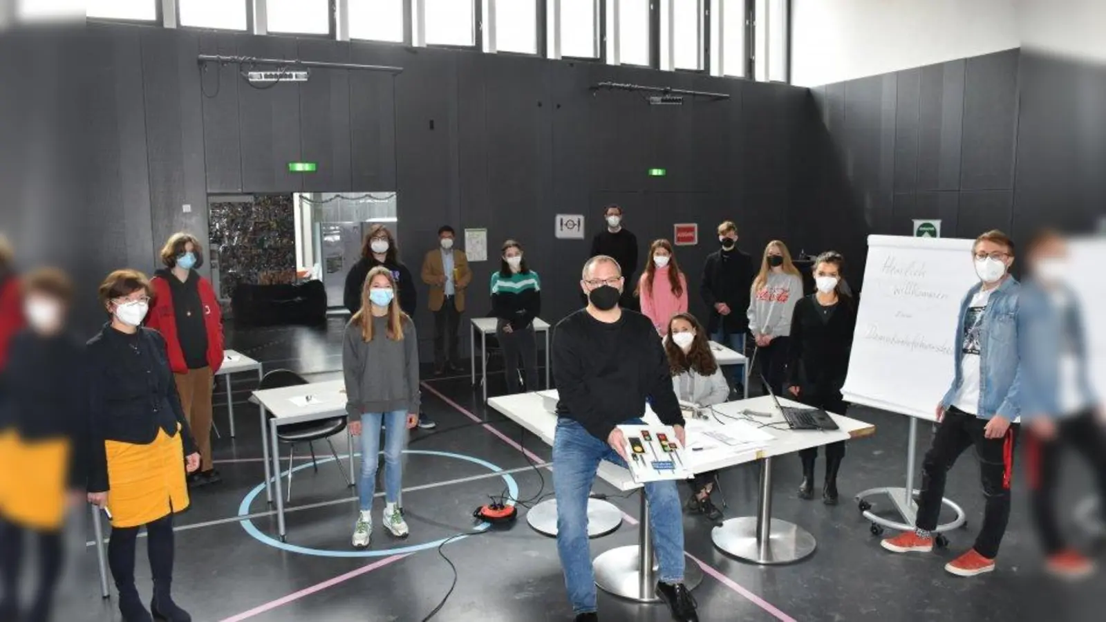 Erste Stunde des Demokratieführerscheins: v.l. Christine Loibl, Yael Kremer, Michael Lech, Enia Perusko, Tim Weidner, Roberta Salerno, Martin Schneider, Patrick Janik, Leonie Egerland, Ioana Marin-Iana, Luca Müller und Chayenne Perusko. Rechts Theresa Eichinger und Daniel Ternyk vom Nepomuk. (Foto: Hauck)