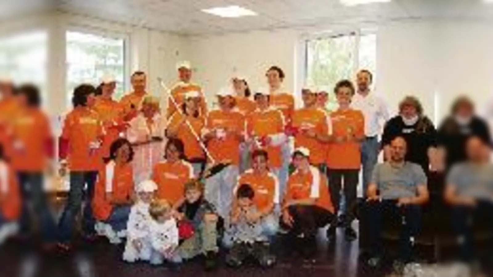 Wenn alle mitanpacken, macht auch anstrengende Handwerksarbeit richtig Spaß. Der Müttertreff Moosach erstrahlt jetzt jedenfalls in neuem Glanz.  (Foto: Verein)