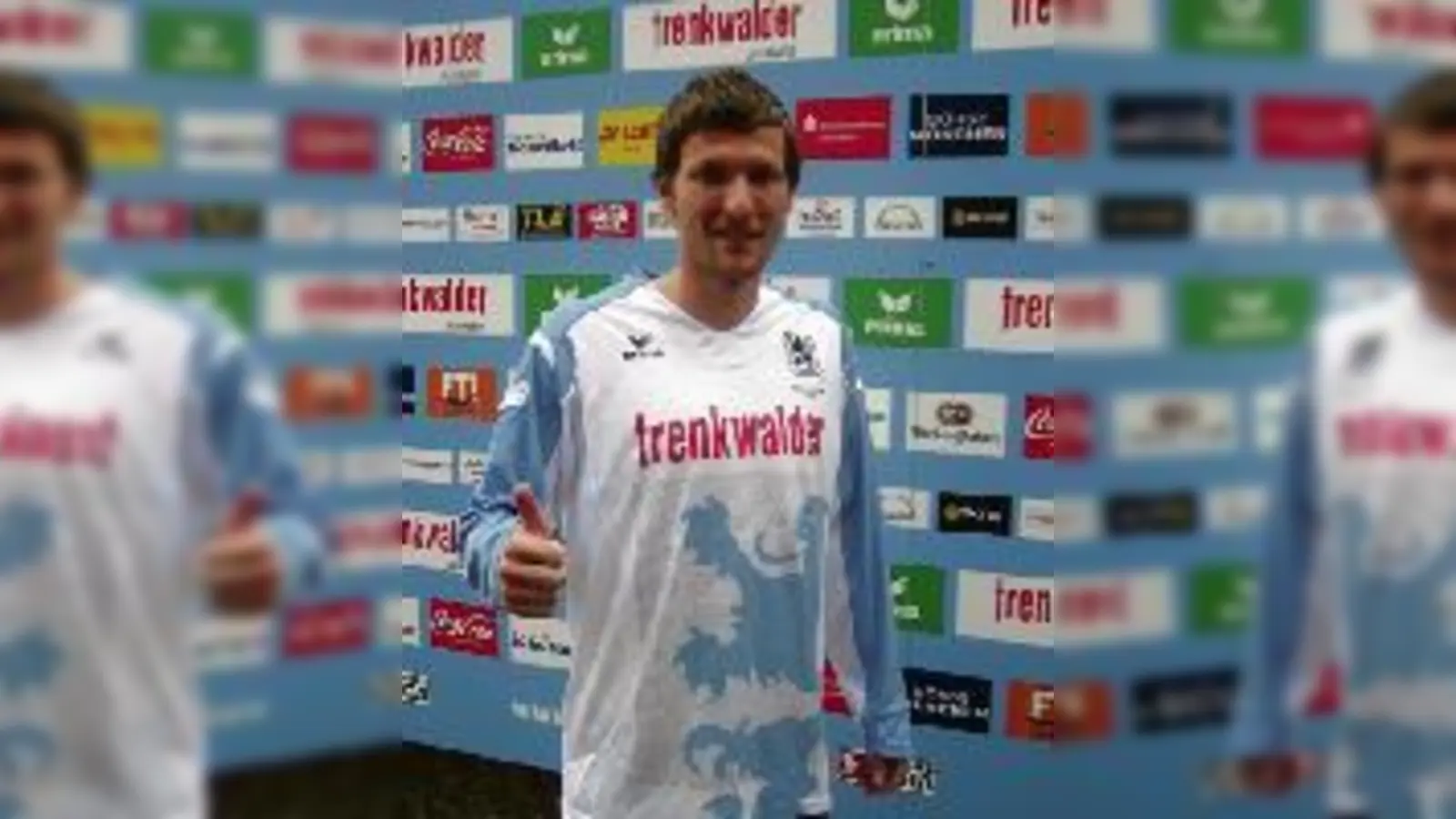 Benjamin Lauth im Weihnachtstrikot der Löwen, das jeder bestellen kann  noch bis 18. Dezember 2008.  (Foto: TSV)