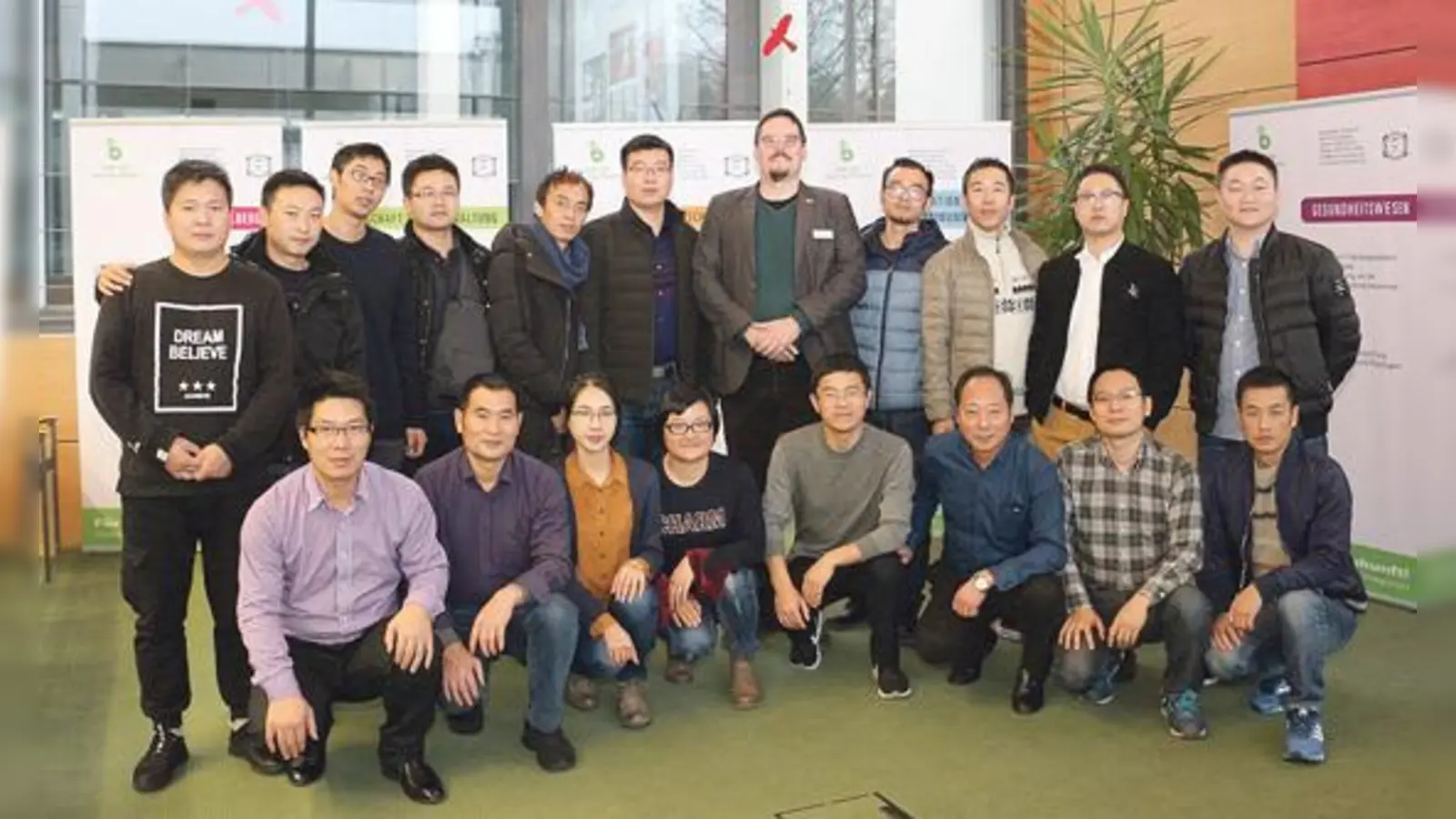 Die 18-köpfige chinesische Lehrerdelegation mit BFW-Sprecher Andre Stiefenhofer	 (Foto: BFW München)