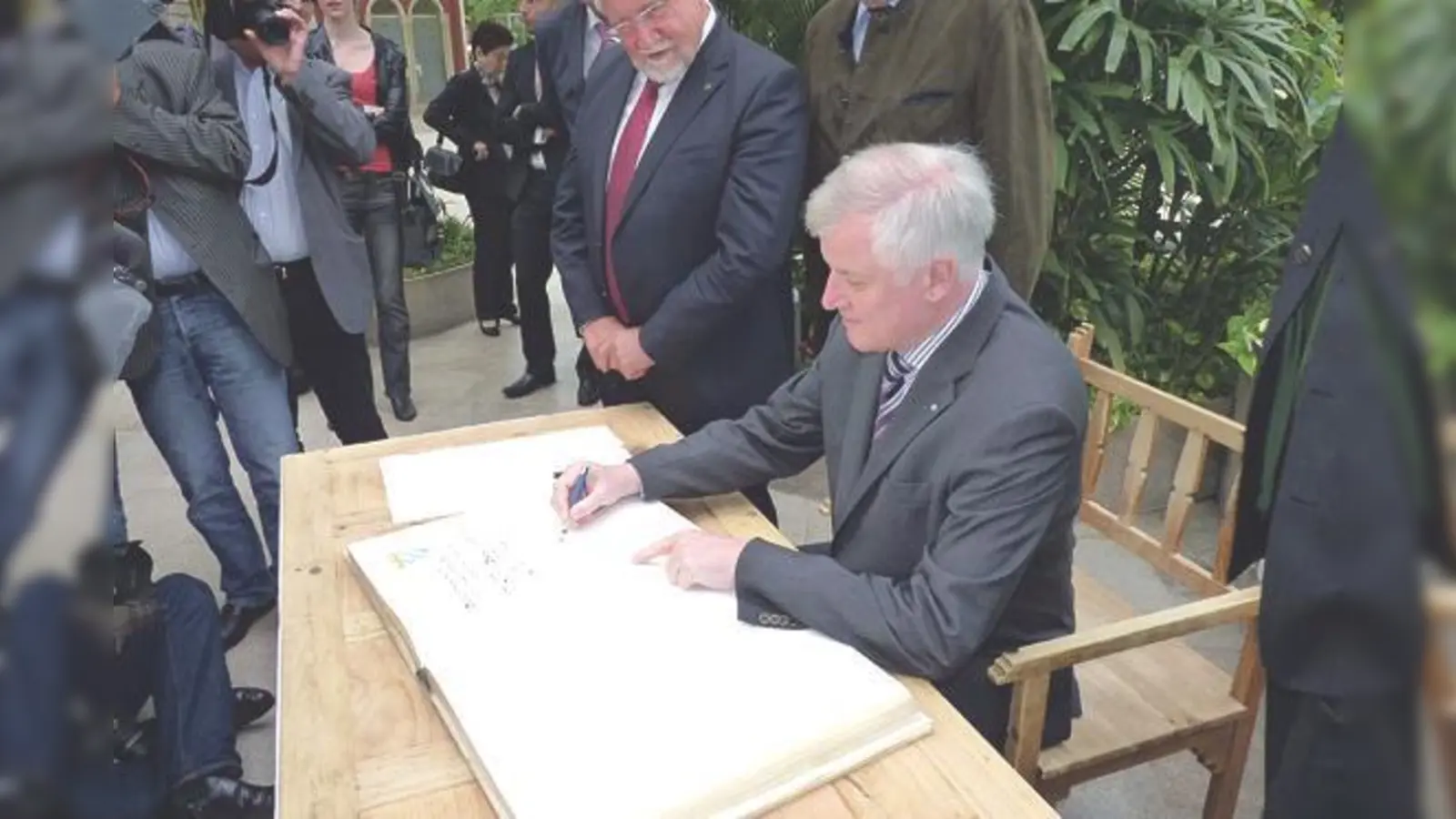 Horst Seehofer trug sich mit einem teuren Versprechen in das Goldene Buch der Stadt Erding ein. 	 (Foto: bb)