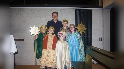Meet &amp; Greet: Willi Weitzel mit den fünf Gilchinger Sternsingern. (Foto: Franz Fürbacher | Arcturus Medien)
