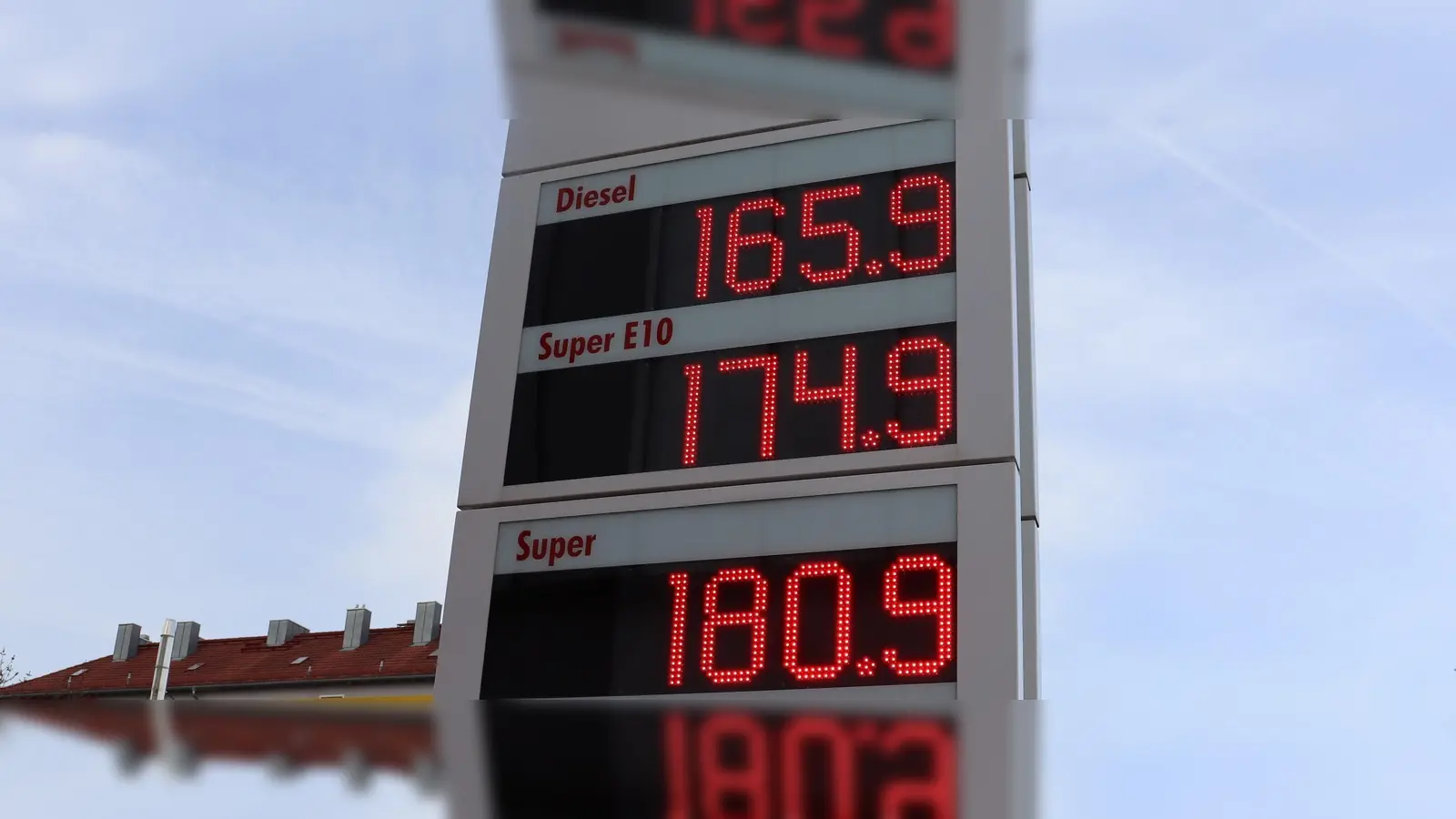 Die Benzinpreise sind nach Auffassung des ADAC zurzeit zu hoch – hier am Morgen des 10. Aprils in München. (Foto: mha)