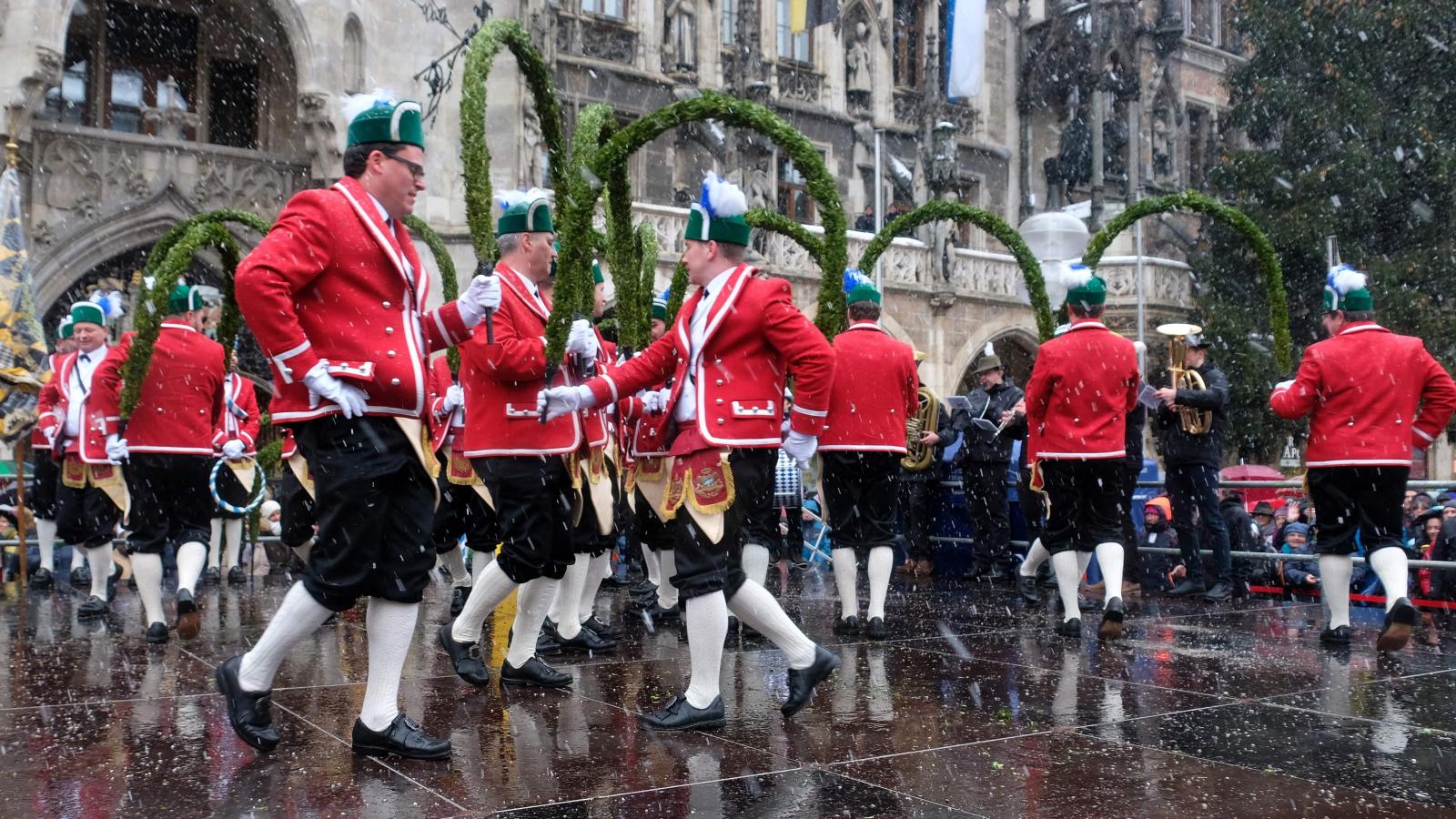 Sch-fflergruppen-tanzen-vor-dem-M-nchner-Landratsamt