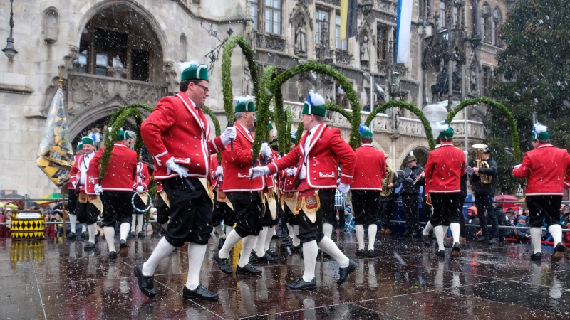 Die Münchner Schäffler (Foto) tanzen demnächst auch auf dem Hans-Miehlich-Platz in Untergiesing. (Foto: Robert Bösl)