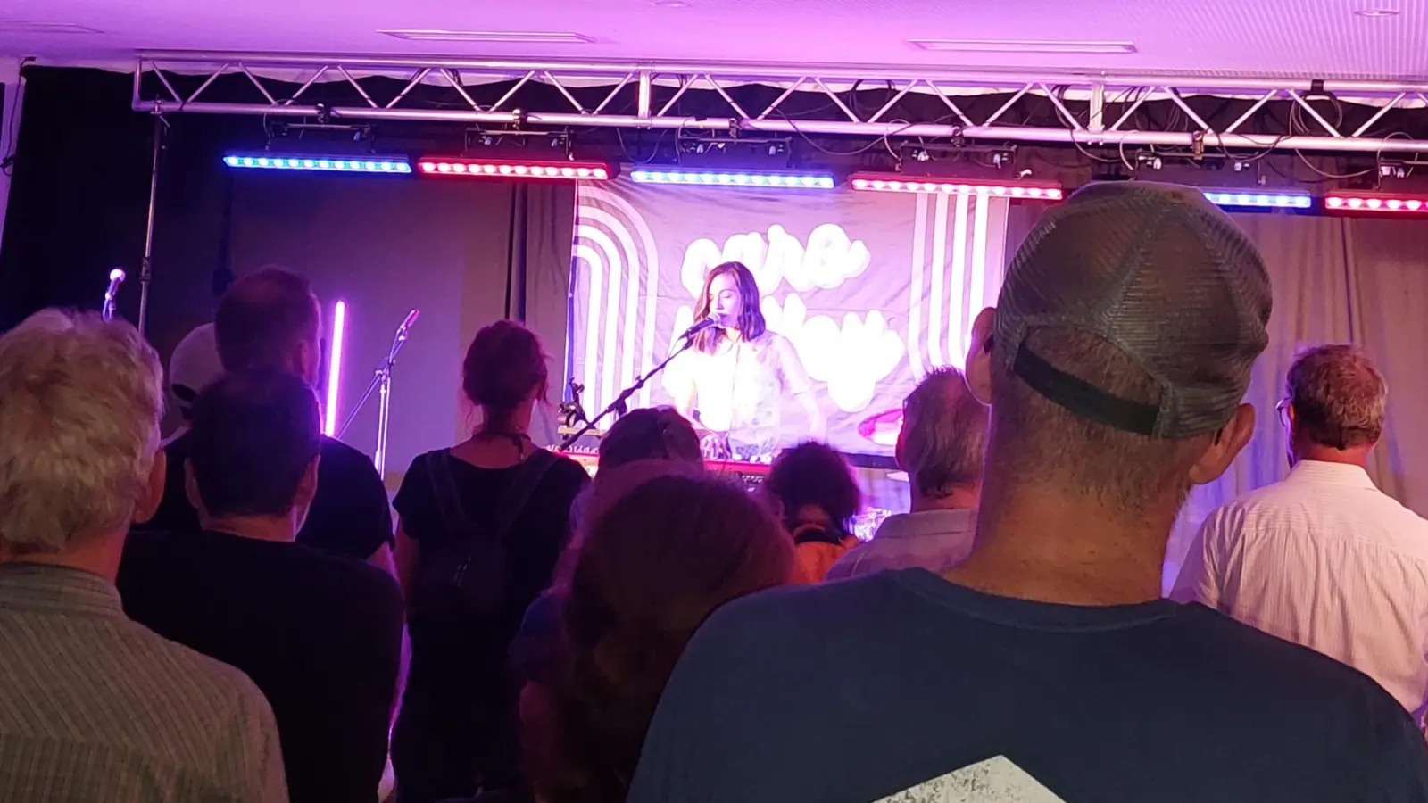 Wie hier im Vorjahr beim Konzert von Caro Kelley &amp; Band erklingt wieder Musik im Pelkovenschlössl, aber auch an vielen anderen Orten im Stadtbezirk Moosach. (Foto: bas)