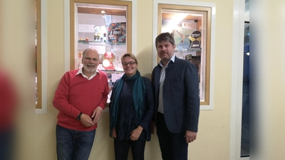 Die Ausstellung der im laufenden Jahr ausgezeichneten Spiele eröffneten (von rechts) Aschheims Bürgermeister Thomas Glashauser, Büchereileiterin Carmen Kappeler-König und Chris Mewes, Leiter des Aschheimer Spiele-Treffs.  (Foto: VA)