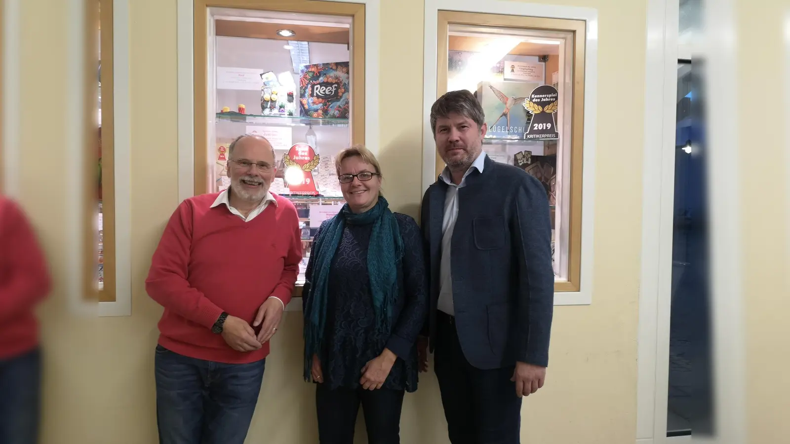 Die Ausstellung der im laufenden Jahr ausgezeichneten Spiele eröffneten (von rechts) Aschheims Bürgermeister Thomas Glashauser, Büchereileiterin Carmen Kappeler-König und Chris Mewes, Leiter des Aschheimer Spiele-Treffs.  (Foto: VA)