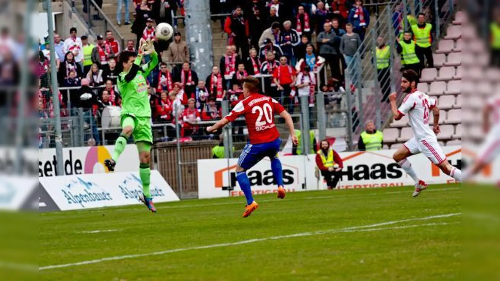 Ein ganz wichtiger Treffer: Hachings Mittelfeldspieler Florian Bichler überlupft Leipzigs Keeper Benjamin Bellot und erzielt so den Ausgleich.	 (Foto: Stefan Kukral)