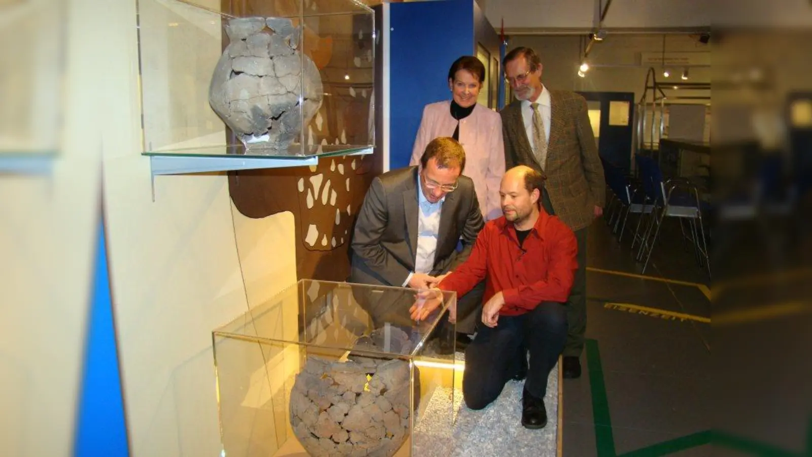 Fasziniert lauschen (von links) Oberbürgermeister Andreas Haas, Sylvia Doll und Ludwig von Meyer den Erklärungen von Stadtarchivar Marcus Guckenbiehl. (Foto: pst)