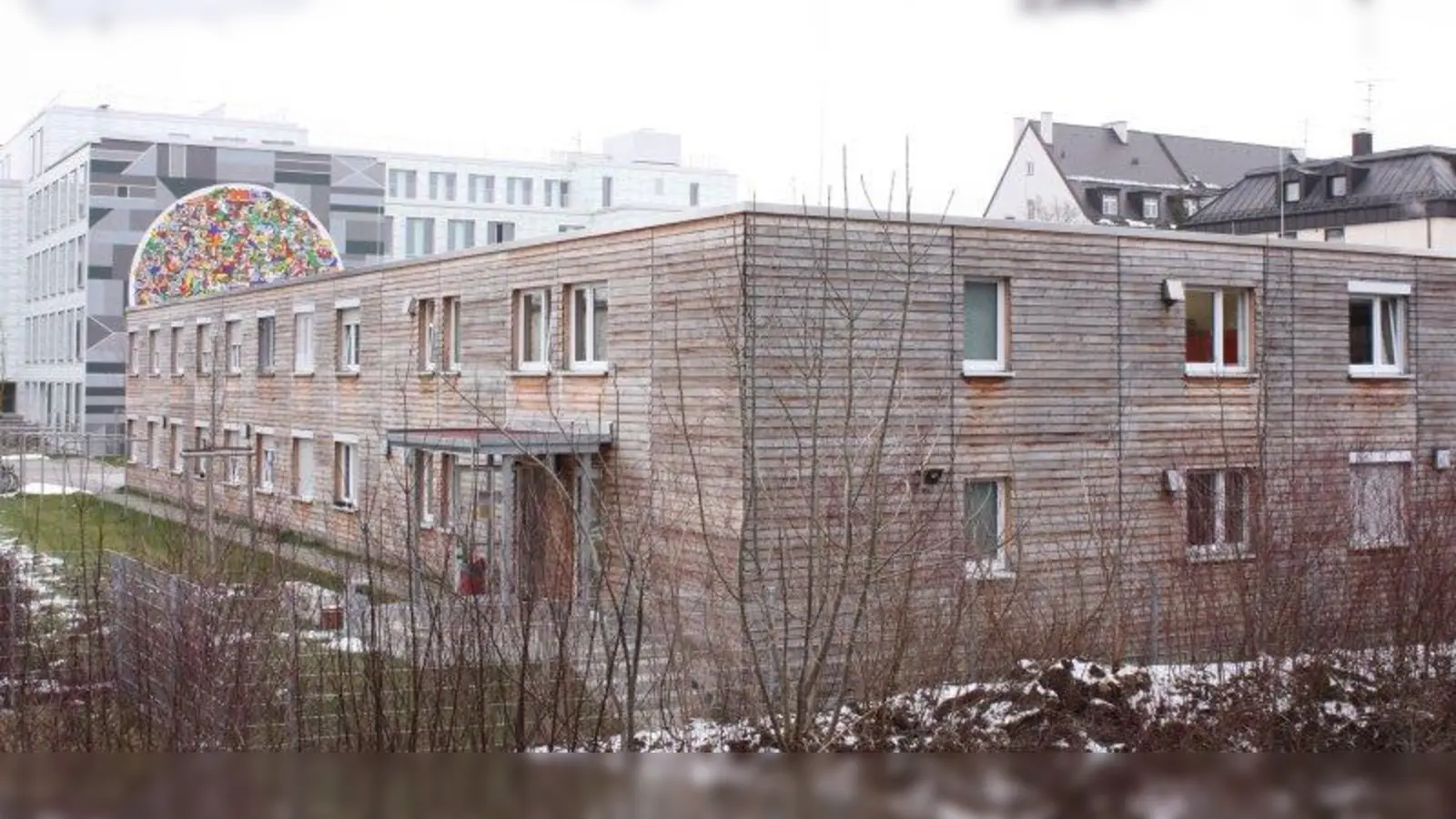 Die Flüchtlingsunterkunft an der Meindlstraße wird bis Sommer 2019 in Betrieb sein. Erst danach sind die Planungen für die Altenwohnanlage so weit, dass diese hier gebaut werden kann. (Foto: job)