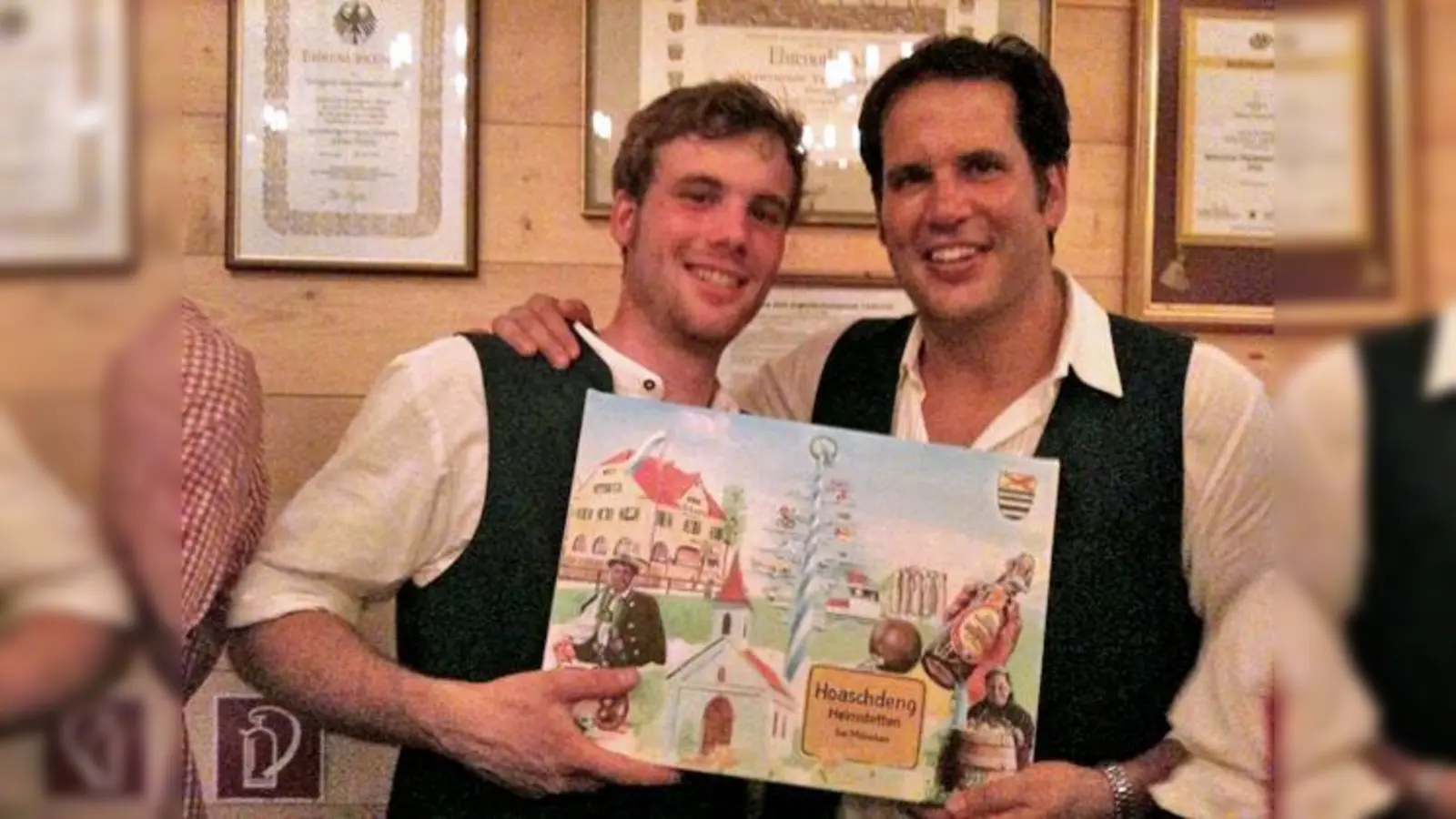 Benedikt Mayr bedankt sich bei vinzenzmurr-Chef Markus Brandl mit einem Bild von Wolfgang M. Prinz aus der Edition »Hoaschdeng«.	 (Foto: Privat)