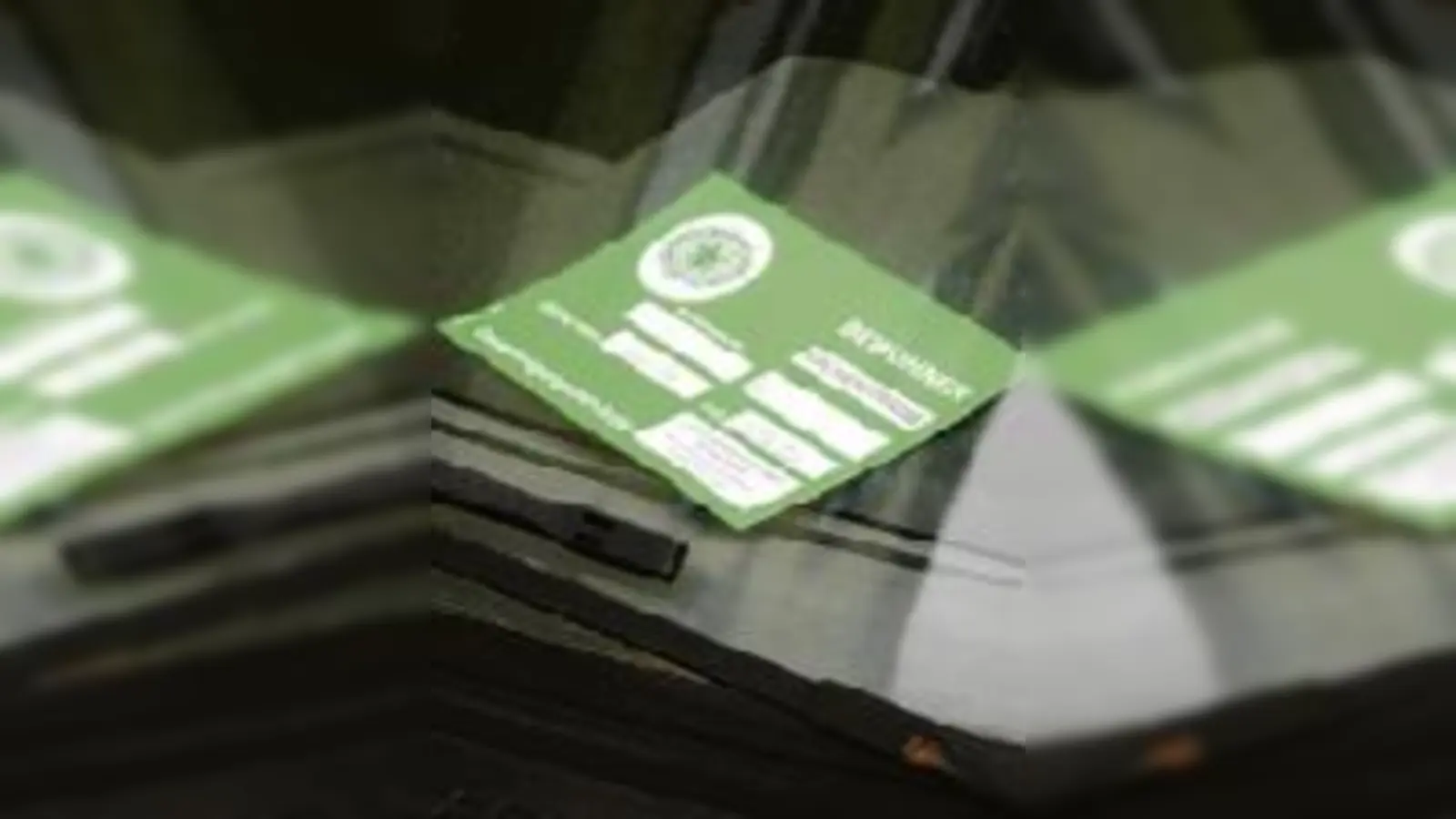 Bereits glücklich mit Bewohnerausweis und Parkplatz: Bewohner der Kirchenstraße.  (Foto: ms)