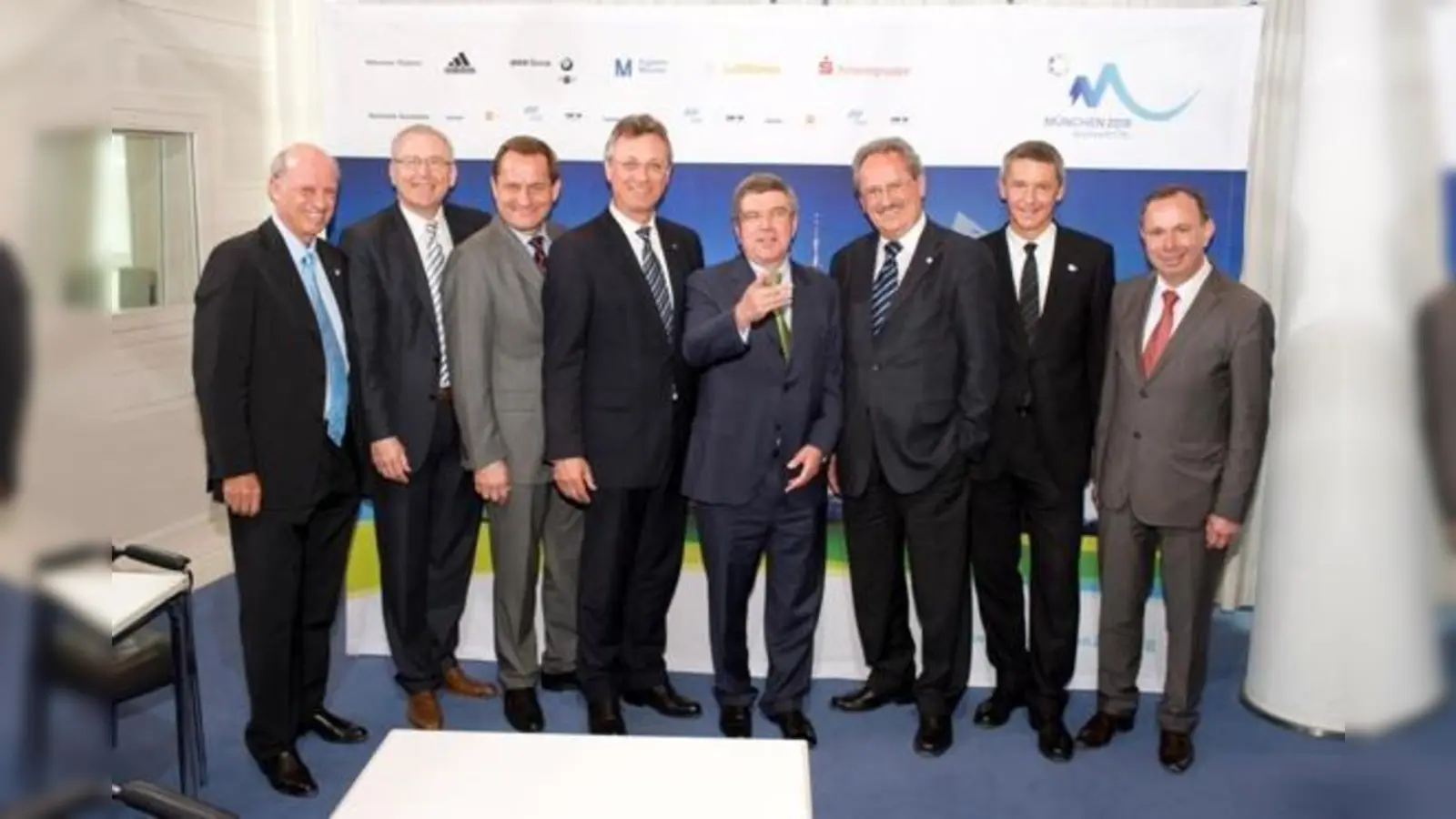 Bringen die Münchner Olympia-Bewerbung  voran (v.li.): Willy Bogner, Dr. Michael Vesper, Alfons Hörmann, Siegfried Schneider, Thomas Bach, Christian Ude, Thomas Schmid, Georg Grabner.  (Foto: © München 2018/Martin Hangen)