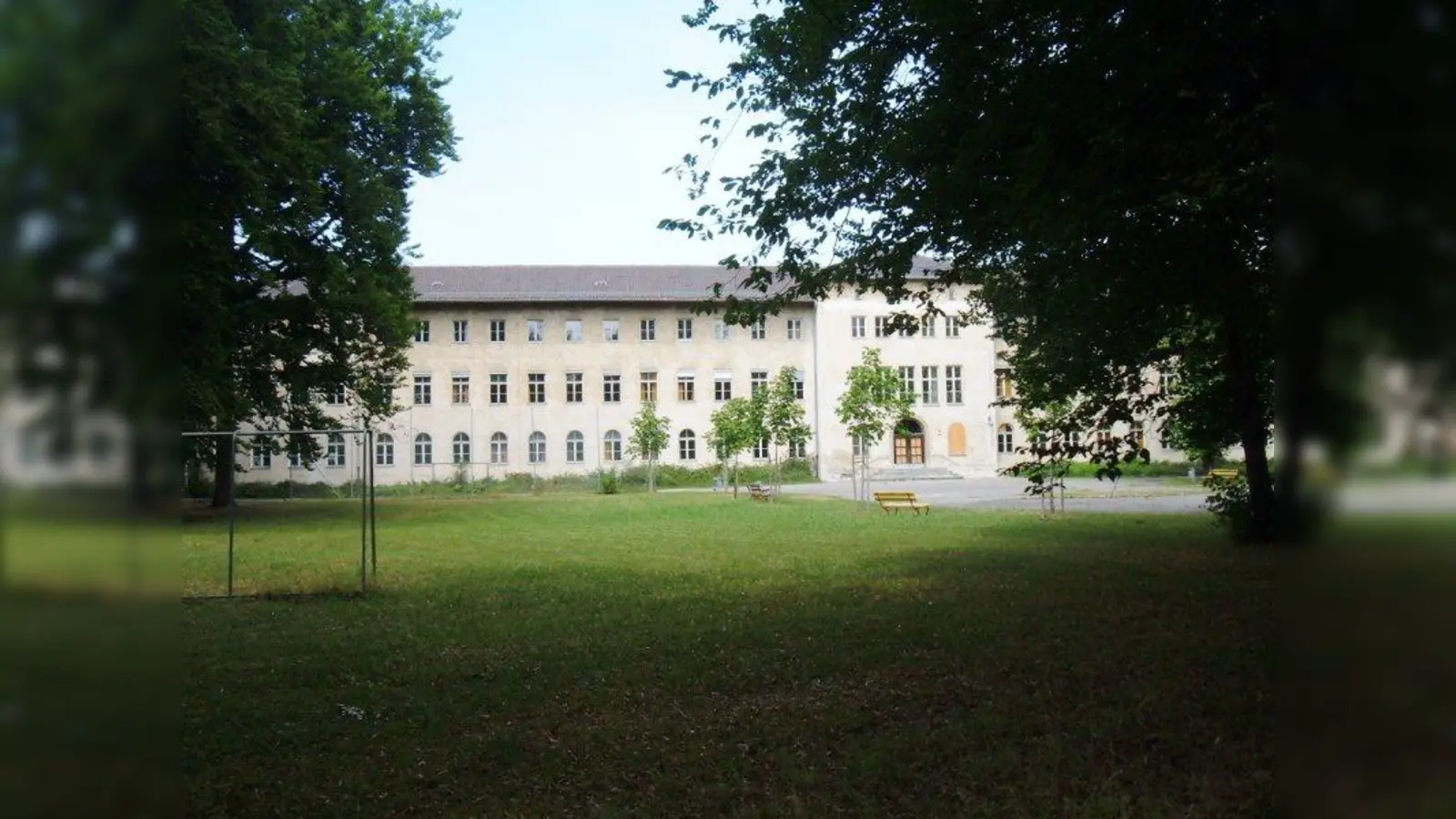 Ehedem beherbergte das Gebäude an der Fürstenrieder Straße die Landesgehörlosenschule. Nun soll auf dem Areal ein neues Schulhaus entstehen. (Foto: AH)