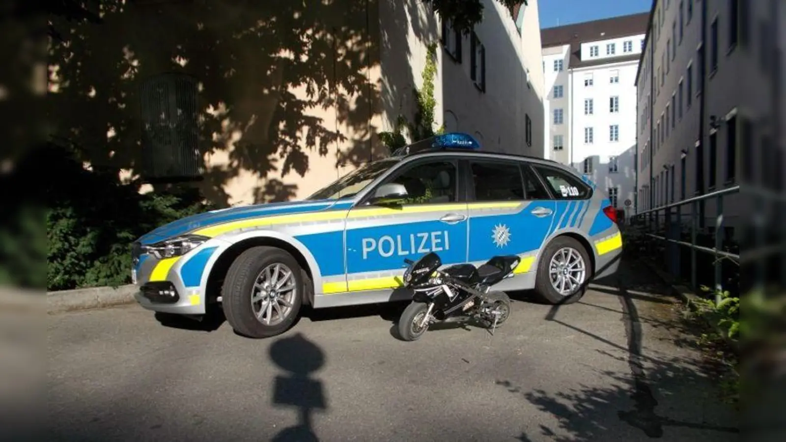 Es wurde von der Münchner Polizei ein viel zu kleines Motorrad beschlagnahmt. (Foto: Polizei)