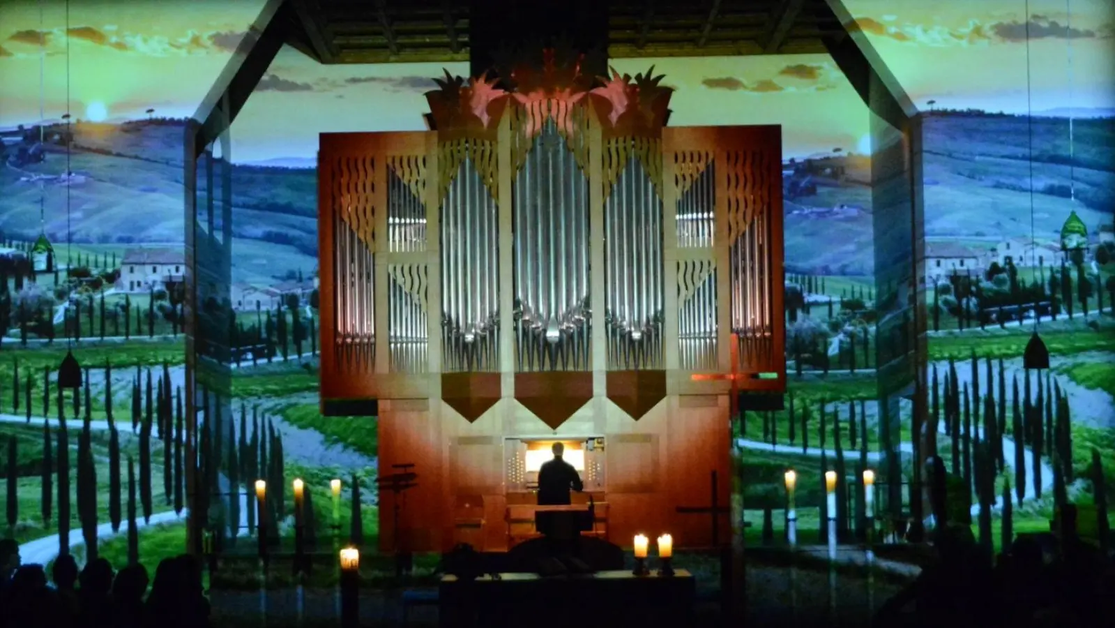 In der Himmelfahrtskirche wird wieder zur Orgelnacht mit Licht- und Videoinstallationen von Gerrit Jurda eingeladen.  (Foto: Richard Stry)